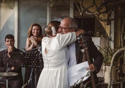 La sposa abbraccia il padre