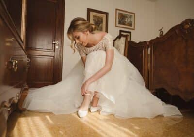 La sposa indossa le scarpe